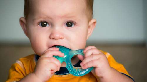 Une étude découvre des quantités inquiétantes de microplastiques dans les selles des bébés