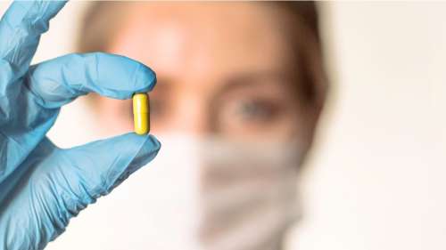Covid-19 : cette pilule réduit de 50 % le risque d’hospitalisation, selon de récents essais