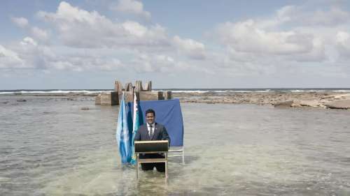 COP26 : un ministre alerte sur la montée des eaux avec un discours… les pieds dans l’eau !