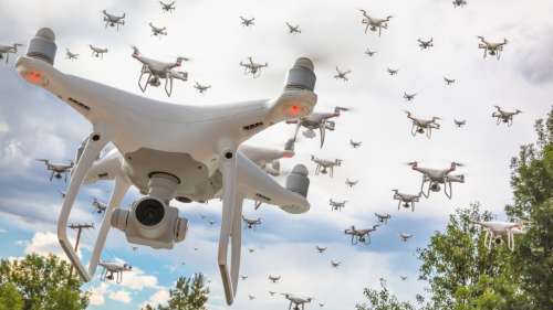 Une nouvelle technologie militaire permet à un seul opérateur de piloter un essaim de 130 drones