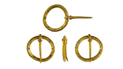 Un chasseur de métaux découvre une broche médiévale en or avec des inscriptions surnaturelles