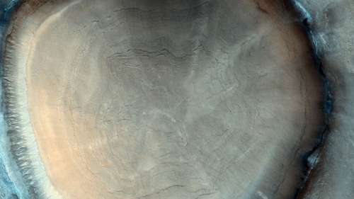 Cet immense cratère sur Mars ressemble à une immense souche d’arbre