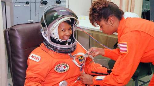 Portrait de Mae Carol Jemison, la première femme noire à être allée dans l’espace
