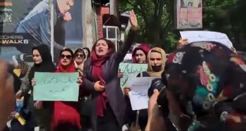 Des Afghanes très courageuses manifestent à visage découvert à Kaboul contre le régime des talibans