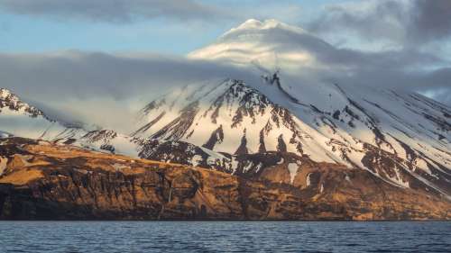 Un volcan en Alaska devrait entrer en éruption, et nous pourrions enfin savoir ce qui l’en empêche