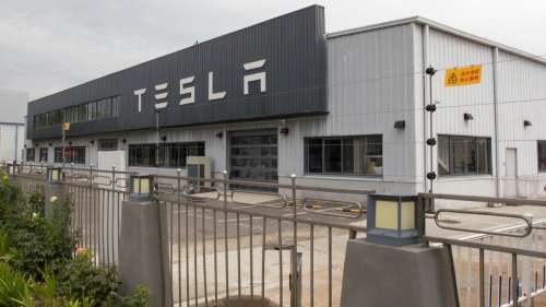 Tesla laisse enfin sortir les employés bloqués depuis des mois dans une usine