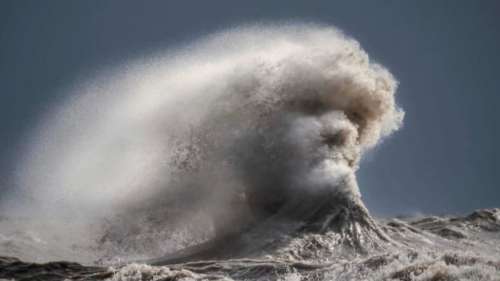 Un visage parmi les vagues capturé par un photographe