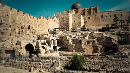Une douve millénaire comportant une mystérieuse empreinte découverte sous Jérusalem