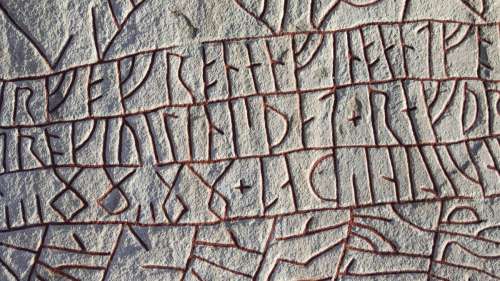 Découverte de la plus ancienne pierre runique au monde en Norvège