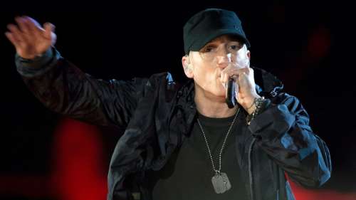 David Guetta imite la voix d’Eminem en plein concert grâce à l’IA