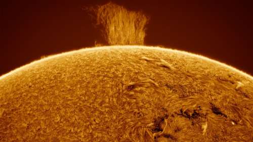 Un mur de plasma surplombant le Soleil immortalisé en photo