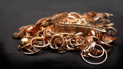 Des boucles d’oreilles en or découvertes dans un trésor vieux de 800 ans en Allemagne