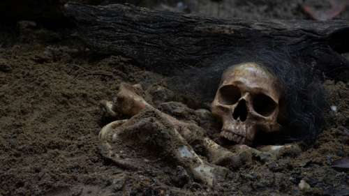 Une femme du IIIe siècle av. J.-C. enterrée face contre terre avec un trou de clou dans le crâne