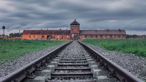 Le mémorial d’Auschwitz recadre encore les visiteurs au comportement inapproprié