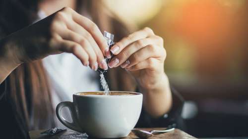 Pourquoi certaines personnes mettent du sel dans leur café au lieu du sucre ?