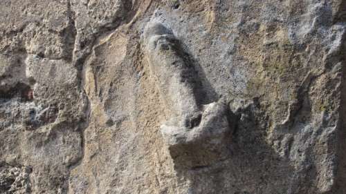 Découverte unique en Espagne d’un phallus, d’un visage et d’une corne sculptés vieux de 2 000 ans