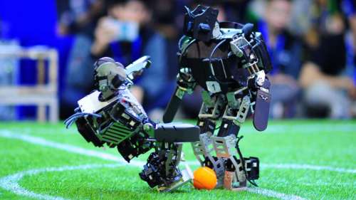 Regardez ces adorables petits robots essayer de jouer au football