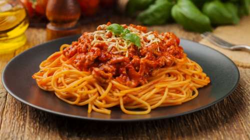 Une influence espagnole avoue avoir ajouté un bout de son genou dans ses spaghettis bolognaises