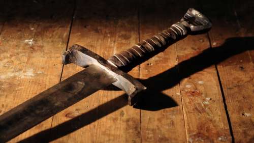 Une épée médiévale découverte en 2022 désormais exposée dans un musée en France