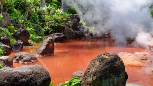Plongez dans la fascinante source chaude rouge sang de Chinoike Jigoku au Japon