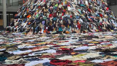Une montagne de vêtements jetés dans le désert chilien est visible depuis l’espace