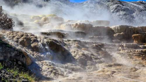 Des touristes s’amusent à se photographier sur des sources d’eau chaude dangereuses de Yellowstone