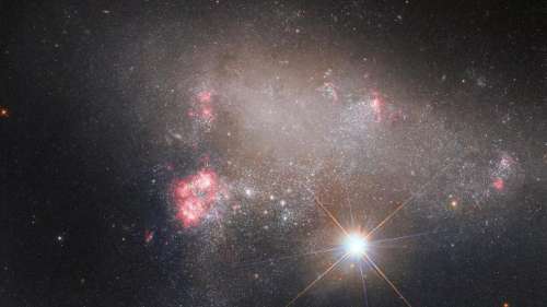 Hubble capture une étoile ultra brillante au coeur d’une galaxie irrégulière