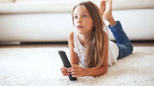 Si votre enfant reste trop devant la télévision, cela aura un impact sur sa santé à l’âge adulte