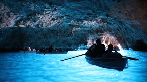 Contemplez la beauté fascinante de la grotte bleue sur l’île de Capri