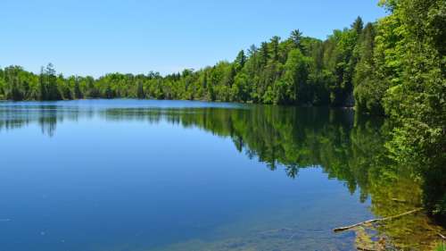 Les scientifiques proposent que ce lac au Canada soit la référence de l’Anthropocène