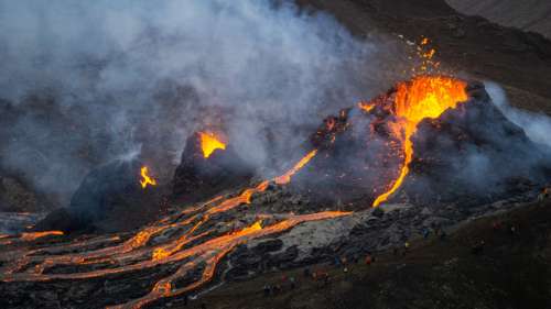 Le nouveau volcan islandais lance des bombes de lave à cause de l’effondrement de ses parois