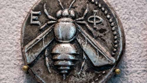 Le lien historique entre les abeilles et l’argent à travers les siècles