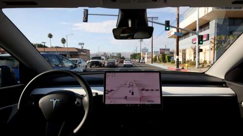 Des images choc montrent une Tesla en pilotage automatique foncer dans une voiture de police