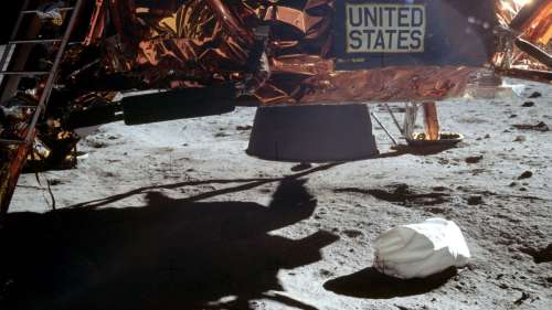 Apollo 11 : à qui appartient le “caca lunaire” ?
