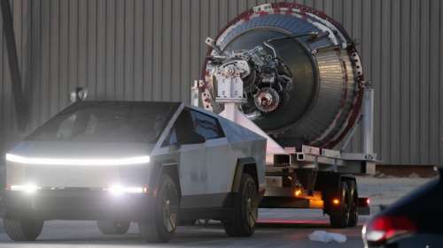 Le Cybertruck de Tesla remorque un moteur de vaisseau spatial dans une vidéo