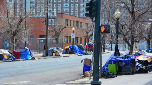 Denver donne 1 000 $ par mois aux sans-abri, cela leur a permis de sortir de la rue et de travailler