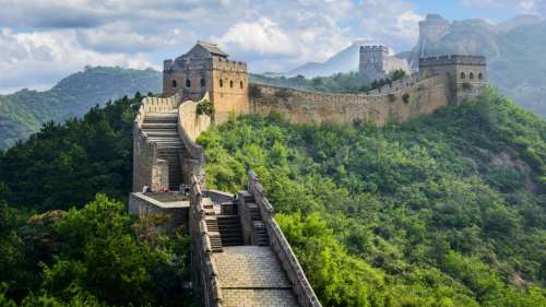 Une cachette de grenades anciennes découverte sur la Grande Muraille de Chine
