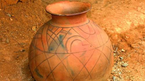 Un vase en argile vieux de 2 600 ans utilisé comme poubelle dans un musée iranien