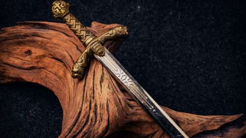 Une épée médiévale légendaire découverte au fond d’un fleuve en Pologne