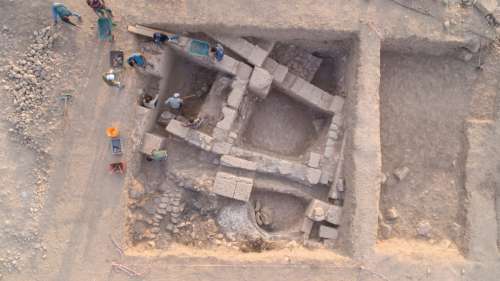 Le premier lit funéraire romain complet mis au jour sous Londres