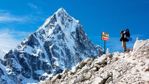Mont Everest : les alpinistes devront désormais redescendre leurs excréments avec eux