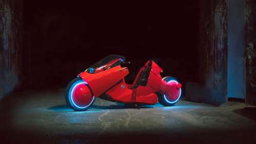 La moto électrique au design futuriste inspirée d’Akira devient réalité