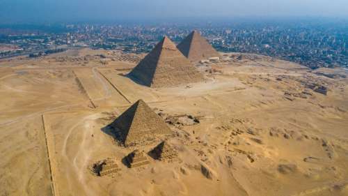 La rénovation d’une des pyramides de Gizeh fait polémique