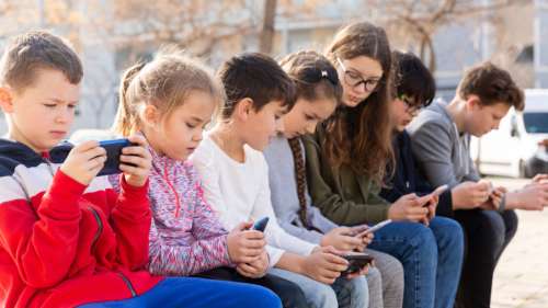 Les États-Unis veulent interdire l’accès aux réseaux sociaux aux mineurs