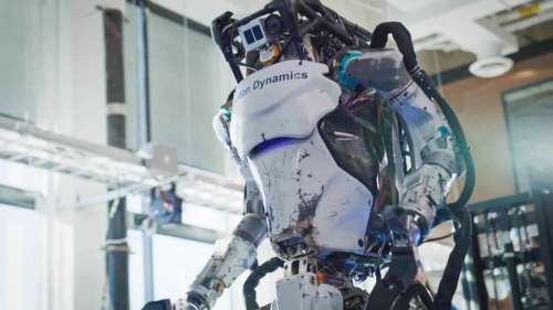 Regardez le robot humanoïde Atlas travailler efficacement dans une usine automobile