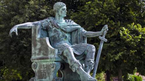 La statue de Constantin haute de 13 mètres reconstituée à Rome