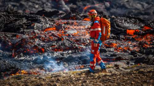 Des ouvriers tentent de sauver une route engloutie par des coulées de lave massives en Islande