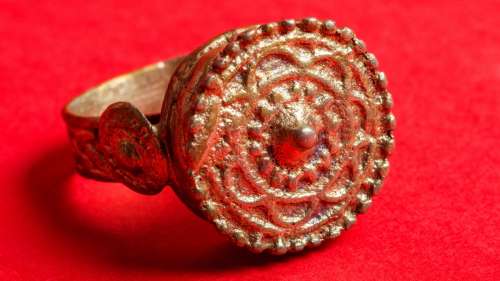 Une bague en or et une amulette rare parmi 30 000 trésors médiévaux découverts en Suède