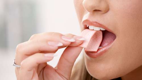 Le chewing-gum sans sucre possède des bienfaits insoupçonnés pour la santé
