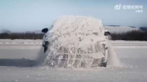 Une nouvelle voiture peut secouer la neige comme un gigantesque chien